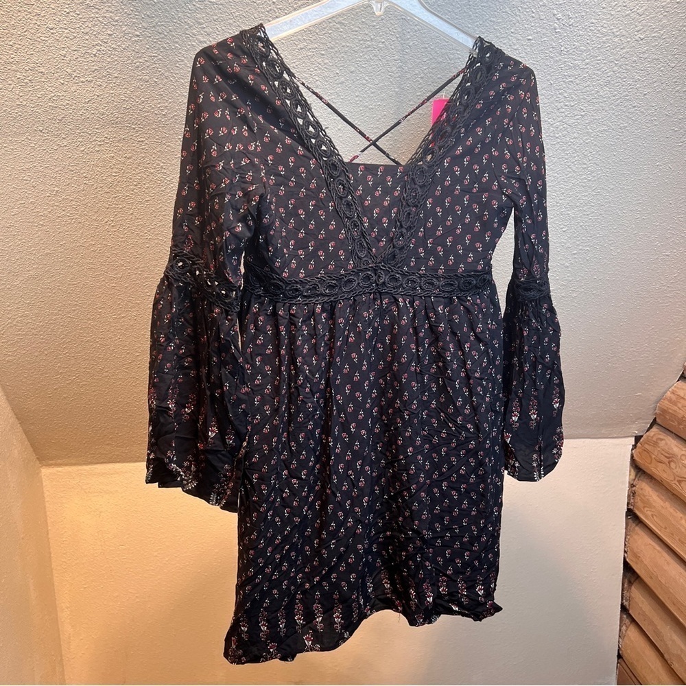 SUZANNE BETRO NWT Black Floral Dress w/Square neckline and Lace. Size Large